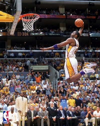 Kobe Bryant terbang untuk melakukan dunk