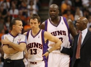 Steve Nash, kapten Phoenix Suns berbicara dengan wasit. Tampak Shaq dibelakangnya.