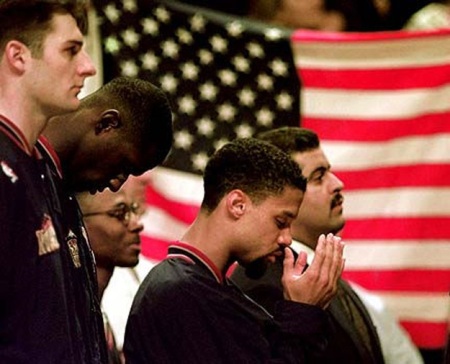 Abdur-Rauf yang berdoa ketika lagu kebangsaan Amerika Serikat dinyanyikan